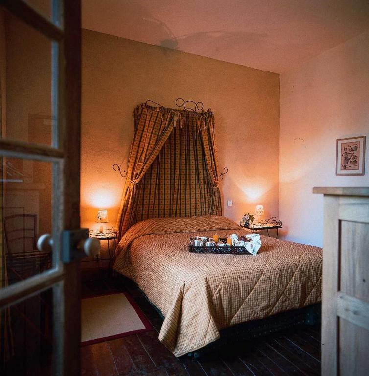 Hotel Les Orangeries Lussac-les-Chateaux Room photo